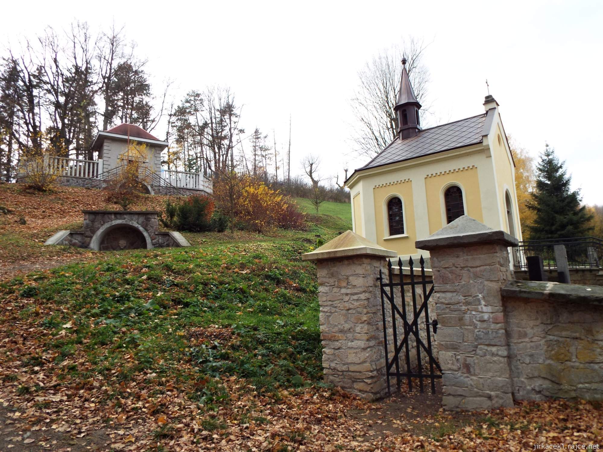 Letohrad - studánka Pod vodojemem 01 - vodojem a hřbitovní kaple