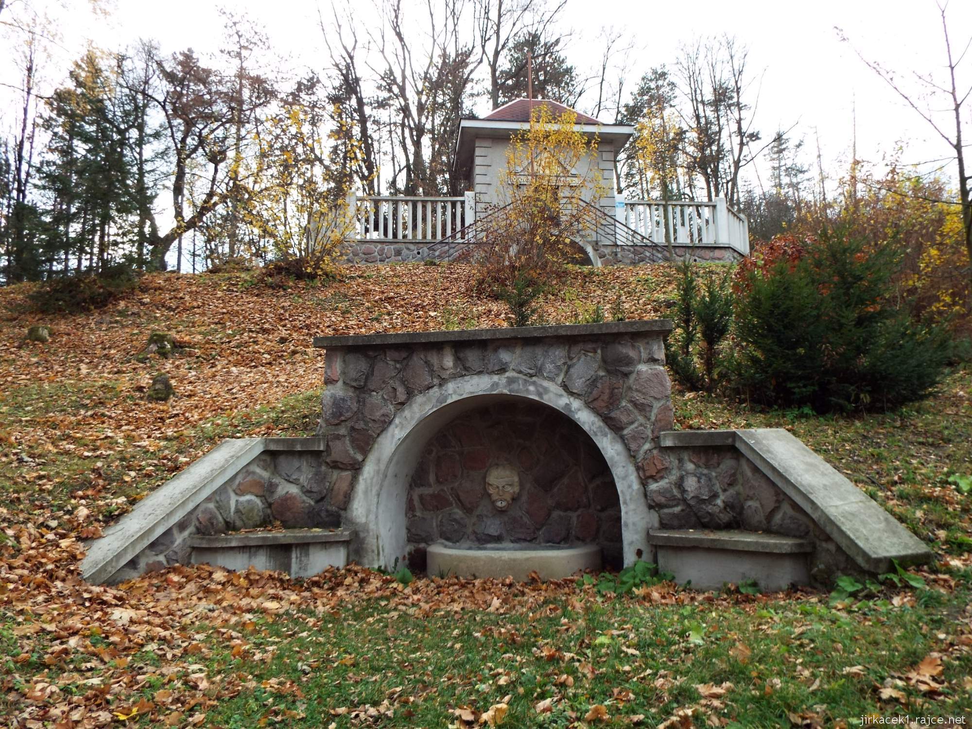 Letohrad - studánka Pod vodojemem 02 - studánka a vodojem