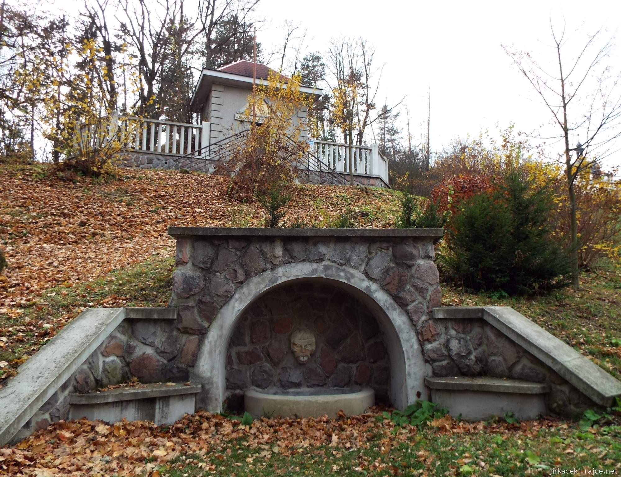 Letohrad - studánka Pod vodojemem 03 - studánka a vodojem