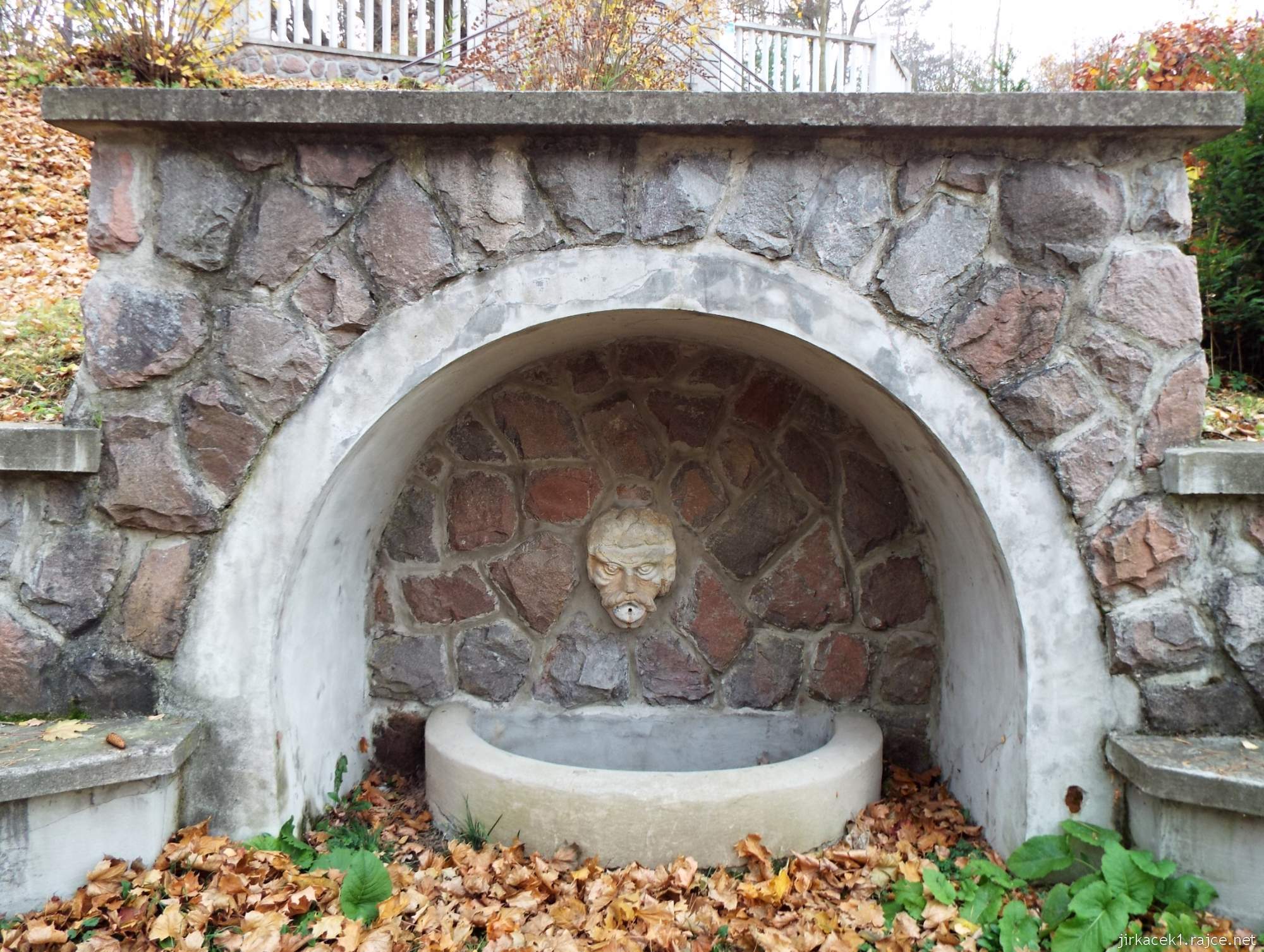 Letohrad - studánka Pod vodojemem 04 - studánka