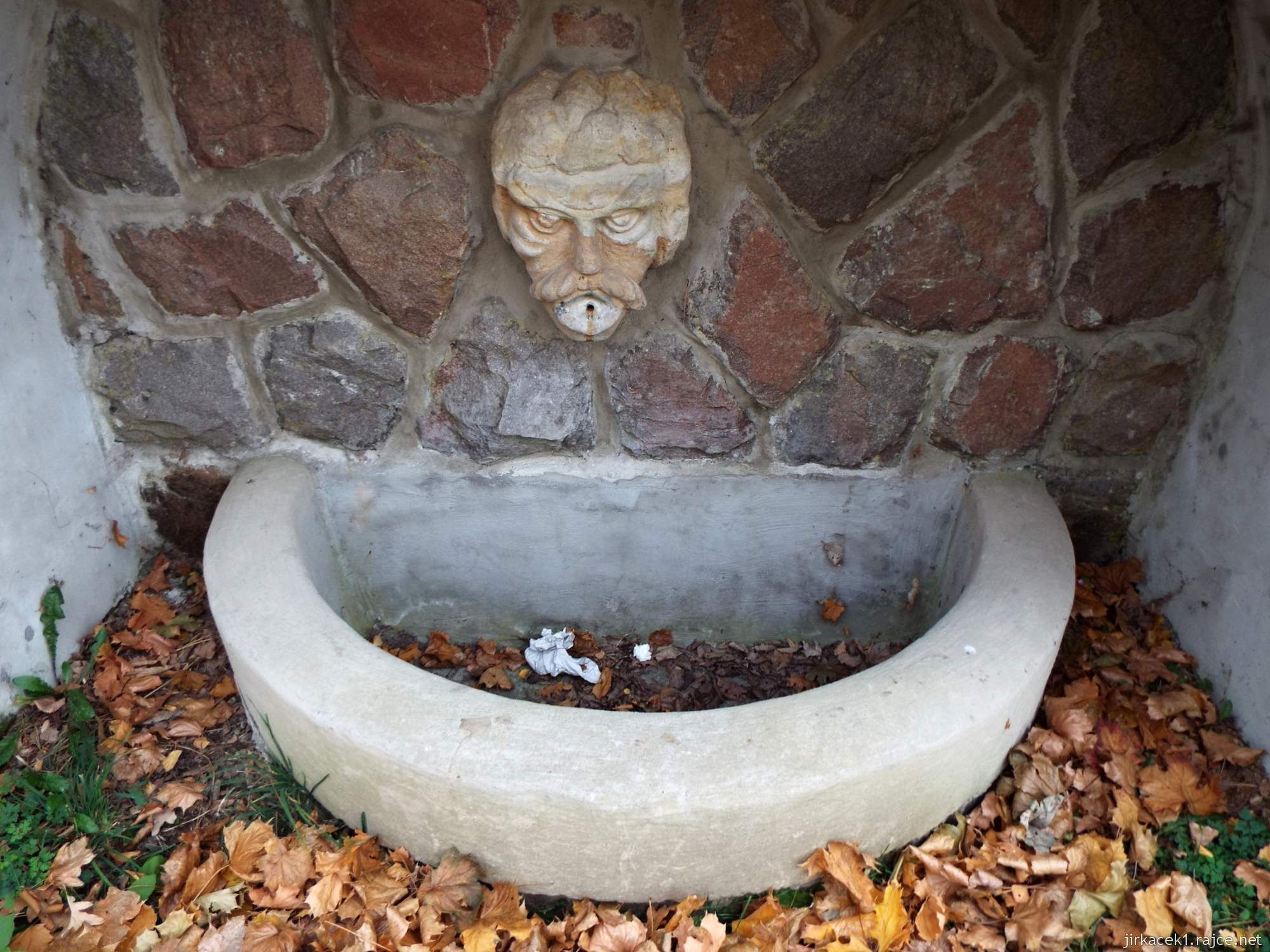 Letohrad - studánka Pod vodojemem 05 - studánka