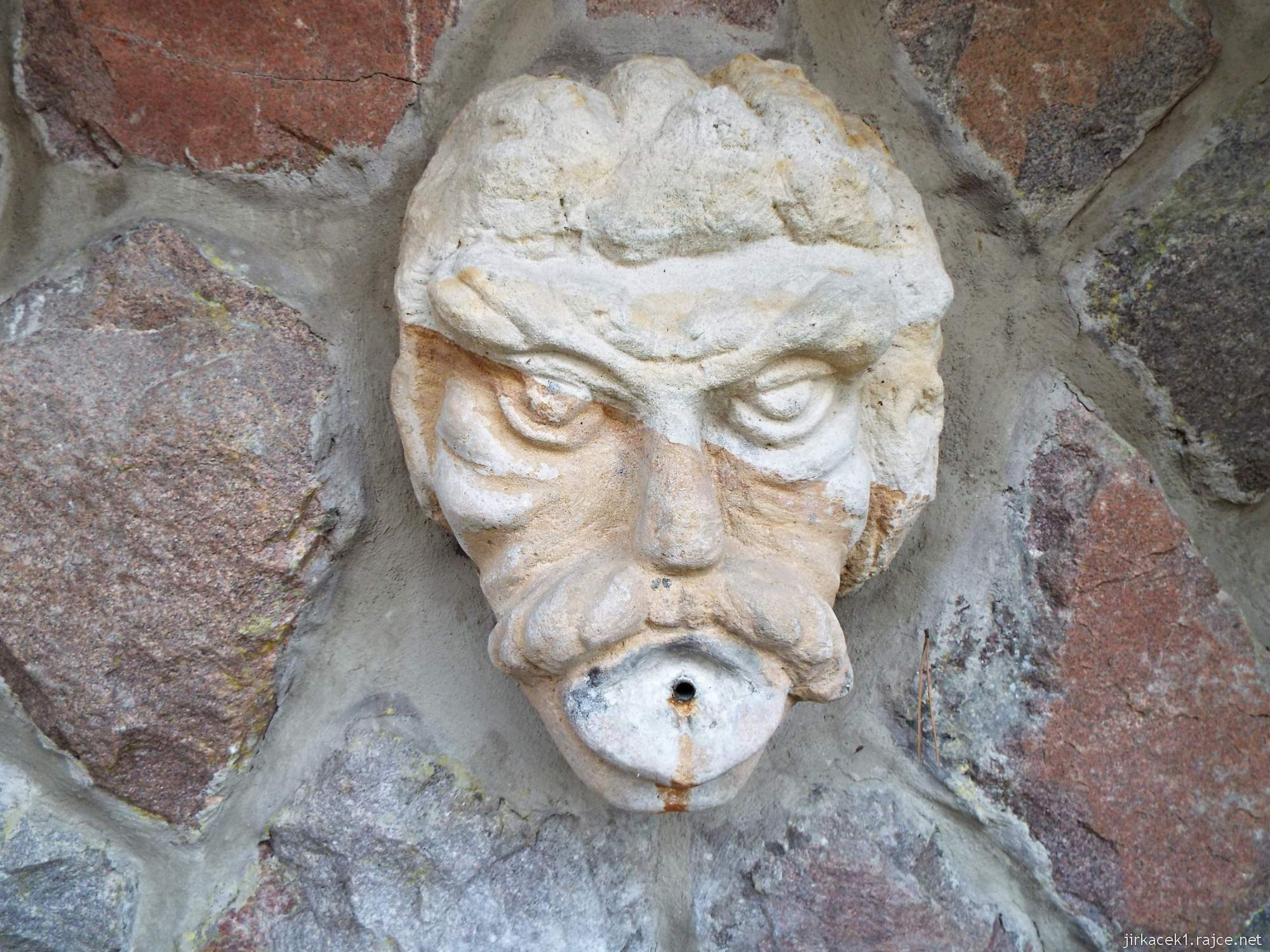 Letohrad - studánka Pod vodojemem 06 - antická hlava