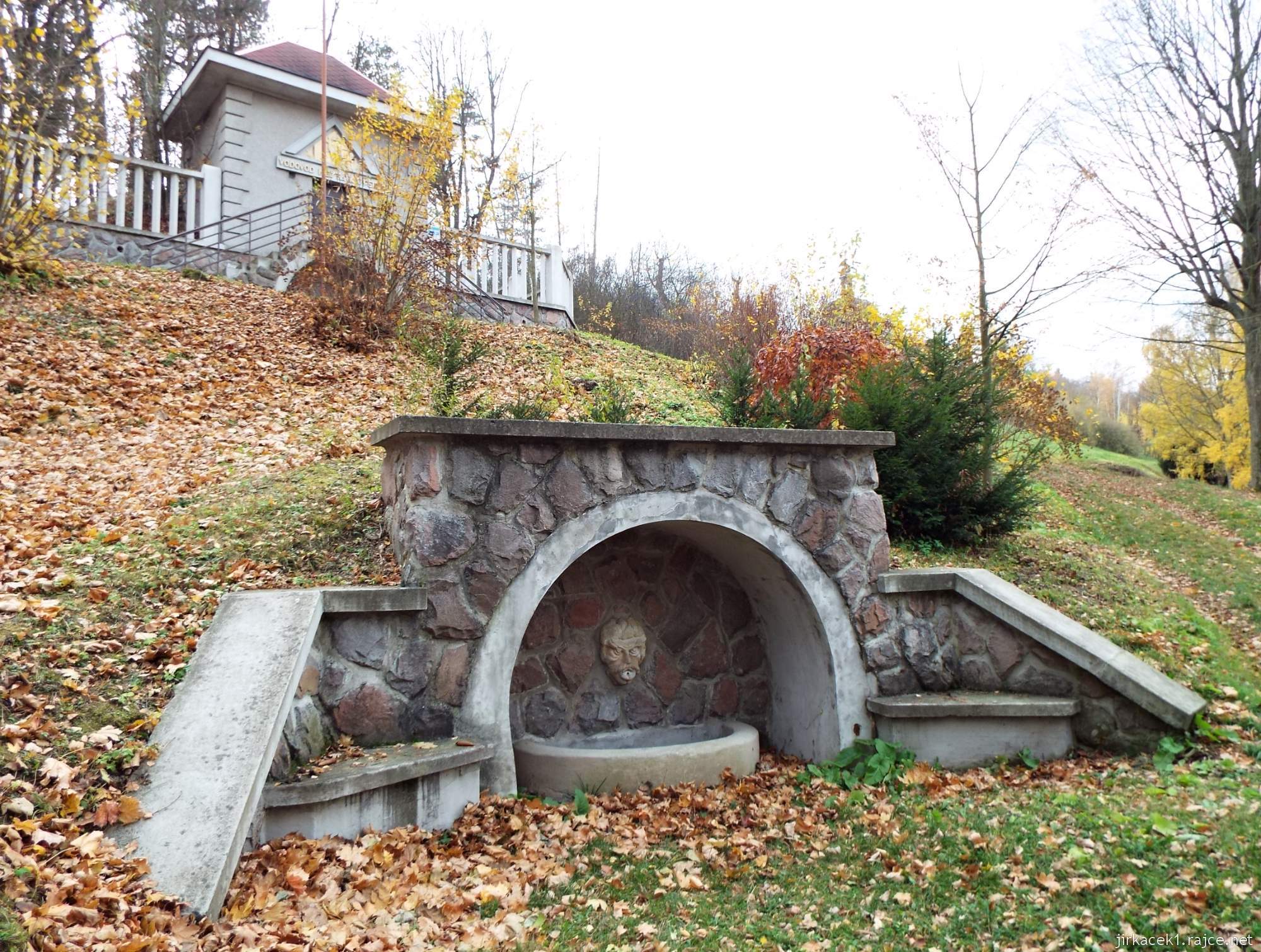 Letohrad - studánka Pod vodojemem 07 - studánka a vodojem