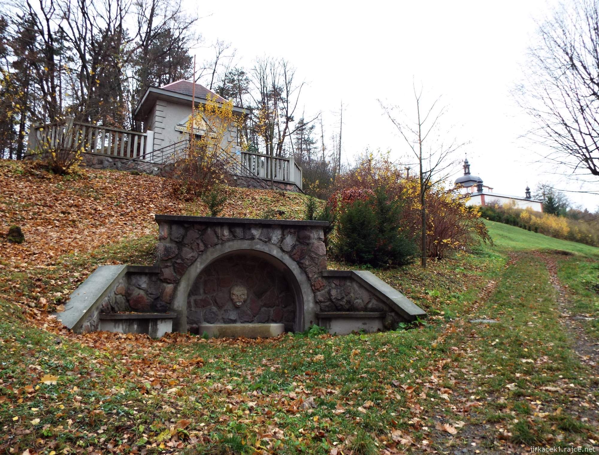 Letohrad - studánka Pod vodojemem 09 - studánka a vodojem po dešti
