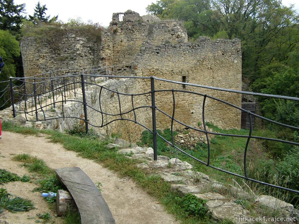 Hrad Cimburk u Koryčan - hradní ochoz a vzadu palác