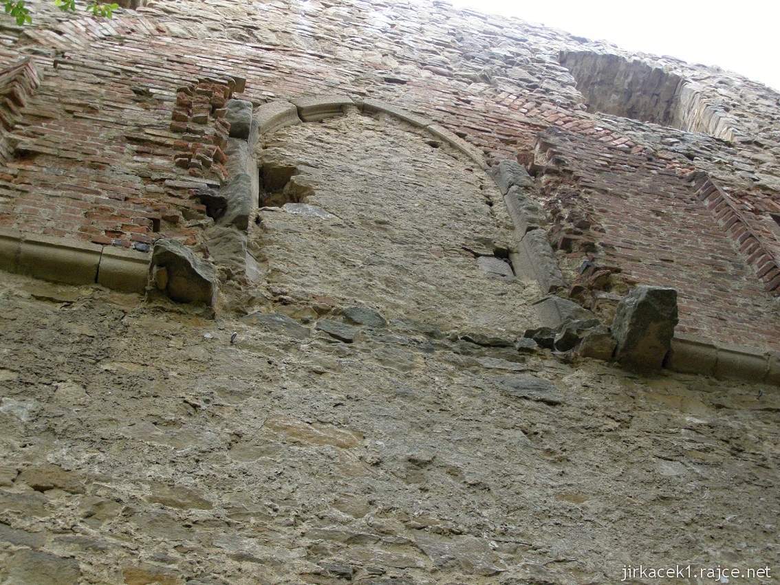 Hrad Cimburk u Koryčan - zazděná arkýřová kaple v 2.patře paláce
