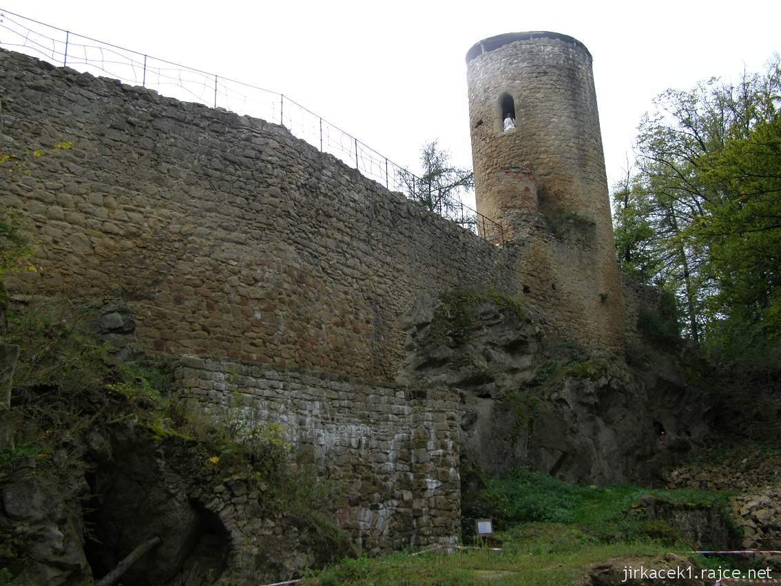 Hrad Cimburk u Koryčan - hradby a strážní věž