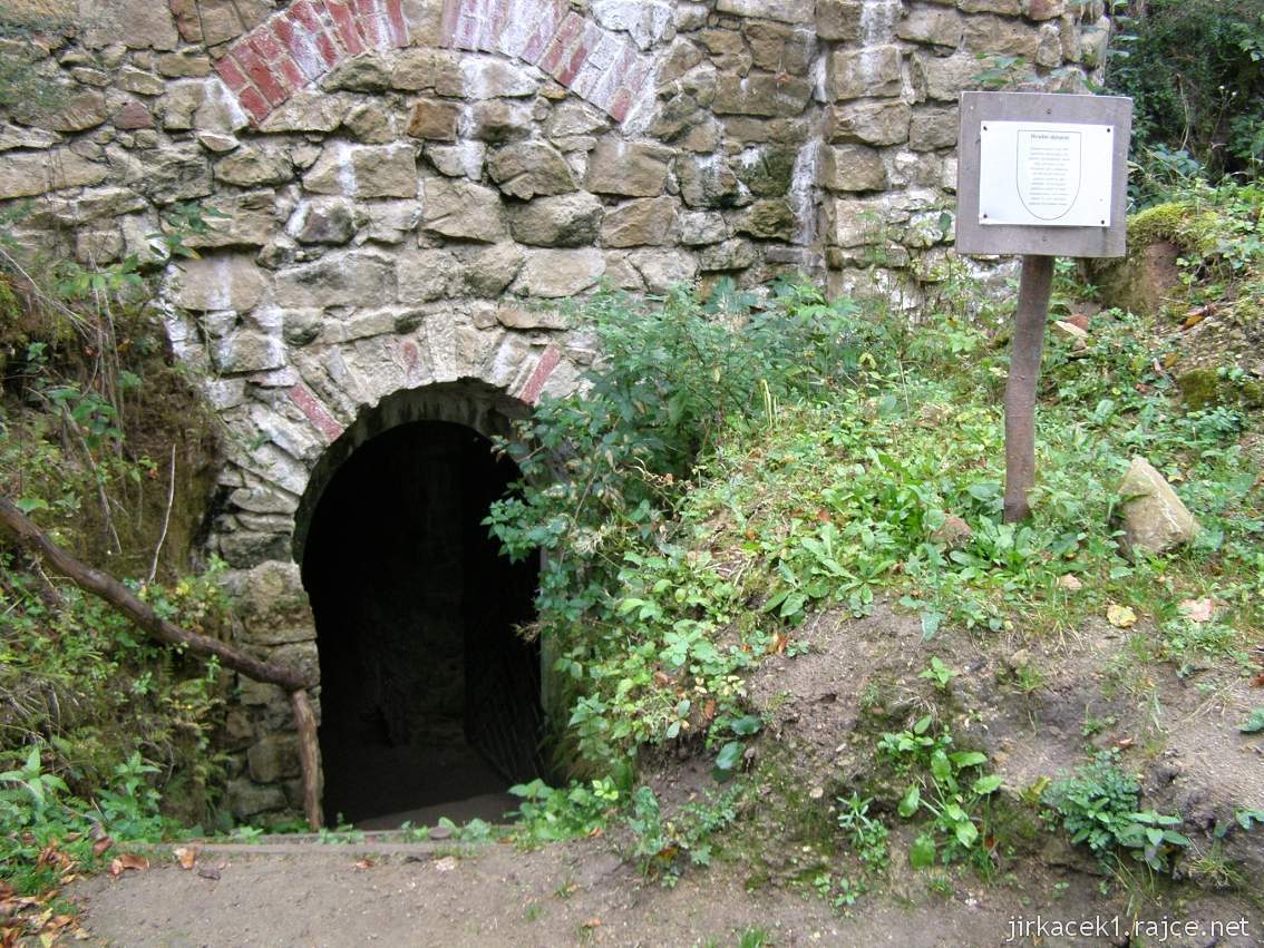 Hrad Cimburk u Koryčan - vchod do sklepení