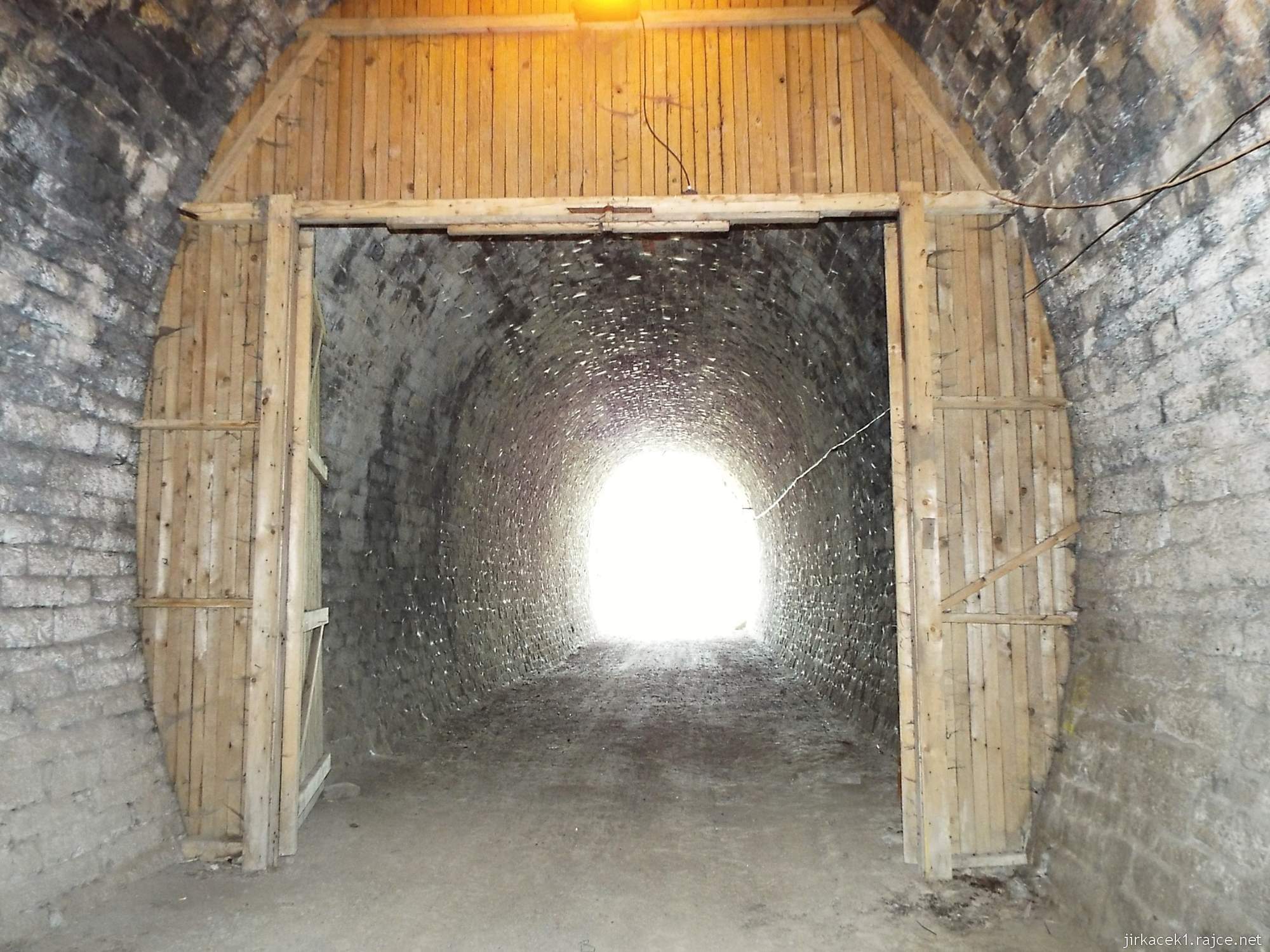 Slavíč - Ferdinandův železniční tunel - východ z tunelu na západě