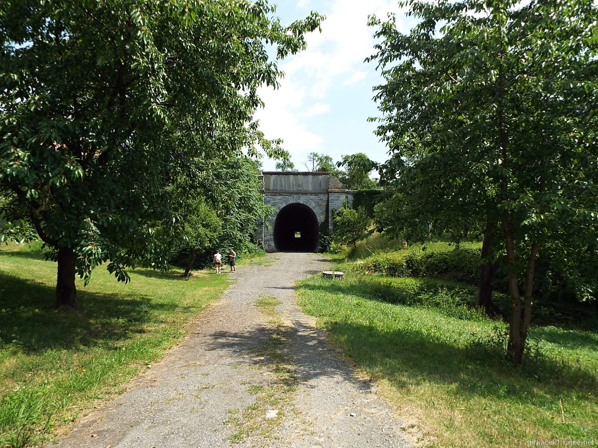 Slavíč - Ferdinandův železniční tunel - západní portál a bývalé kolejiště