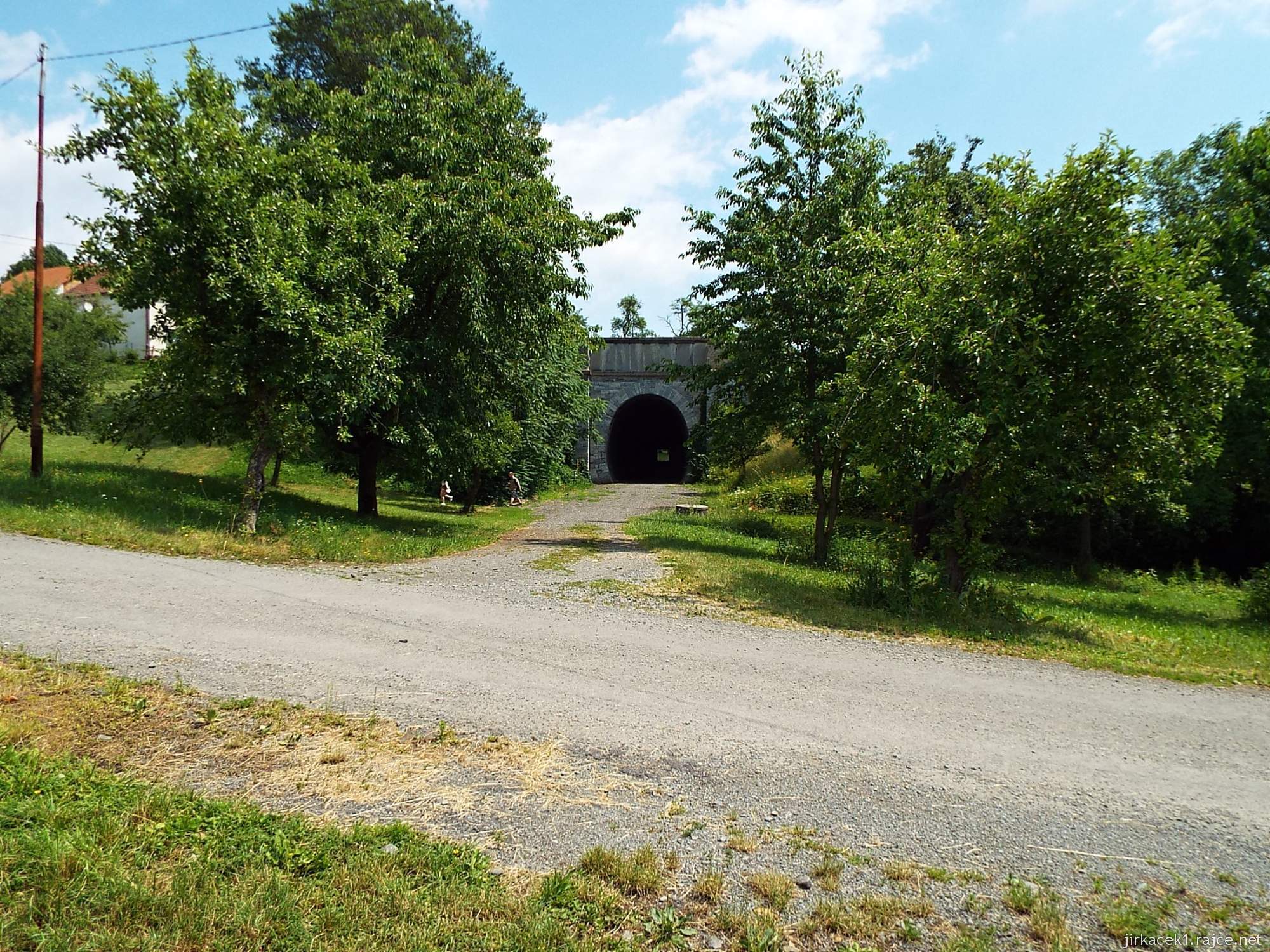 Slavíč - Ferdinandův železniční tunel - západní portál a bývalé kolejiště