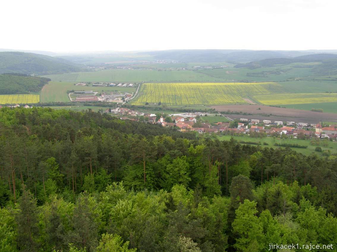 Čebín - rozhledna Čebínka - výhled z věže na Čebín