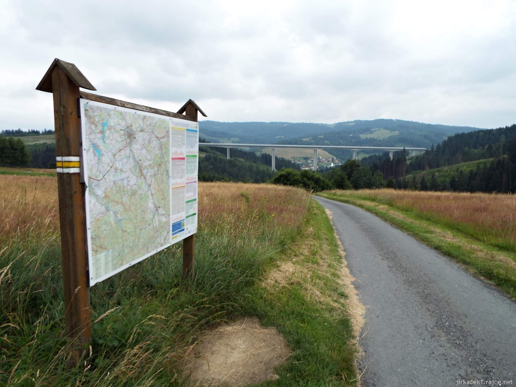 Trojmezí CZ-PL-SK - 09 - cesta na trojmezí - most Valy kysucké dálnici D3 a info tabule se žlutou značkou