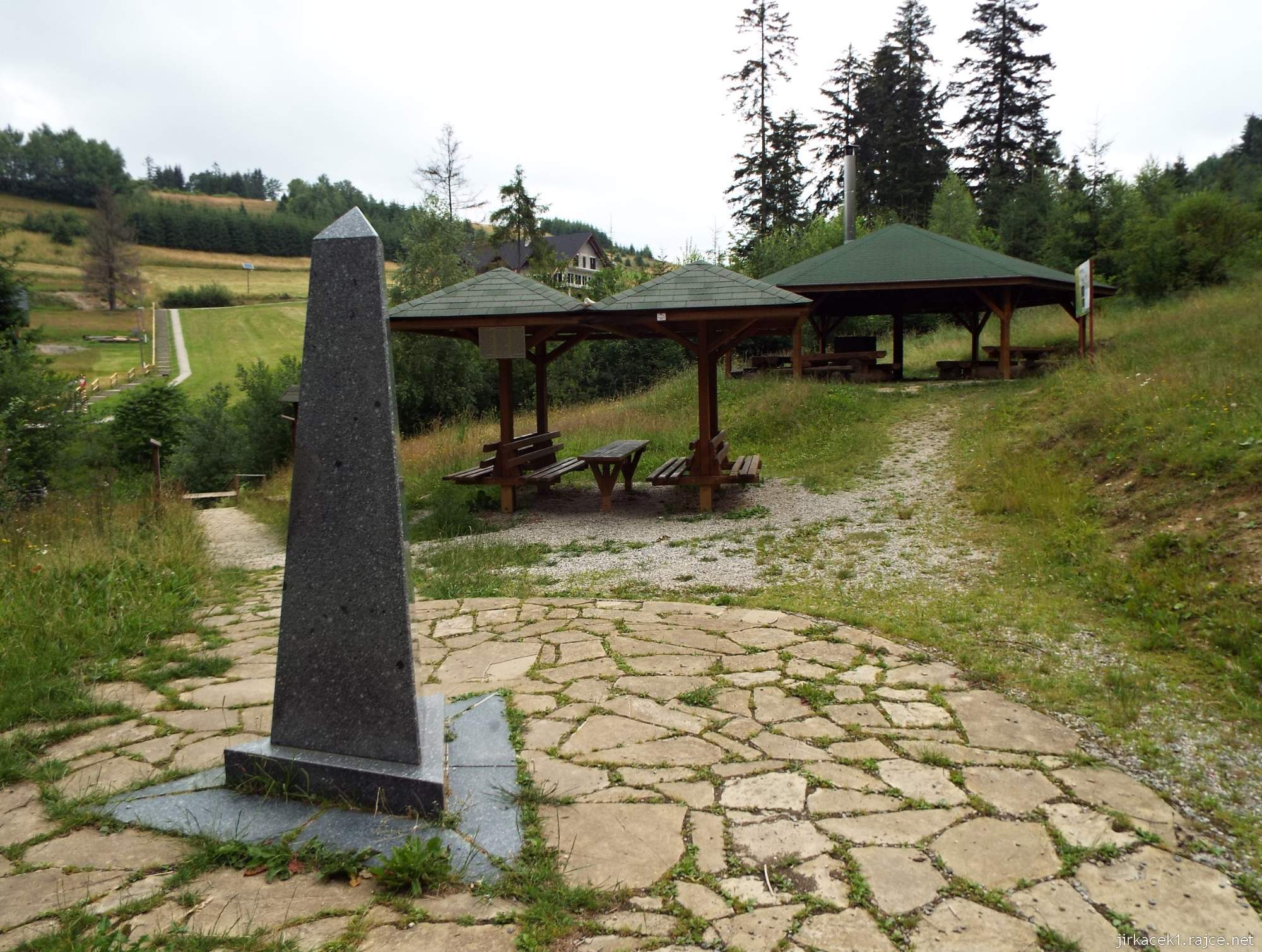 Trojmezí CZ-PL-SK - 50 - Trojmezí - jehlan s altány na slovenské straně a pohled přes potok na CZ a PL