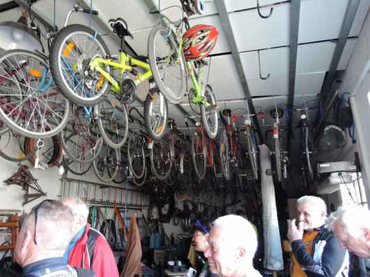 Jsme překvapeni, jak velká je Zdeňkova sbírka bicyklů různého stáří a značek.