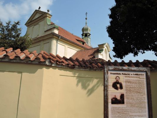 František Palacký, historik, politik a vůdčí osobnost českého národního obrození žil se svou ženou Terezií v Lobkovicích, kde zemřel 26. května 1876 a je pochován na místním hřbitově.