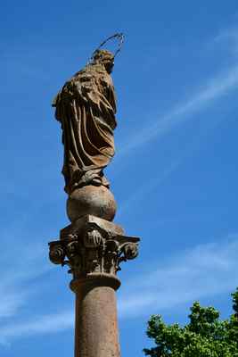 Sloup se sochou Panny Marie (byl přemístěn ze zaniklé Libouše).
Stojí u kaple svaté Anny ve Vikleticích.
