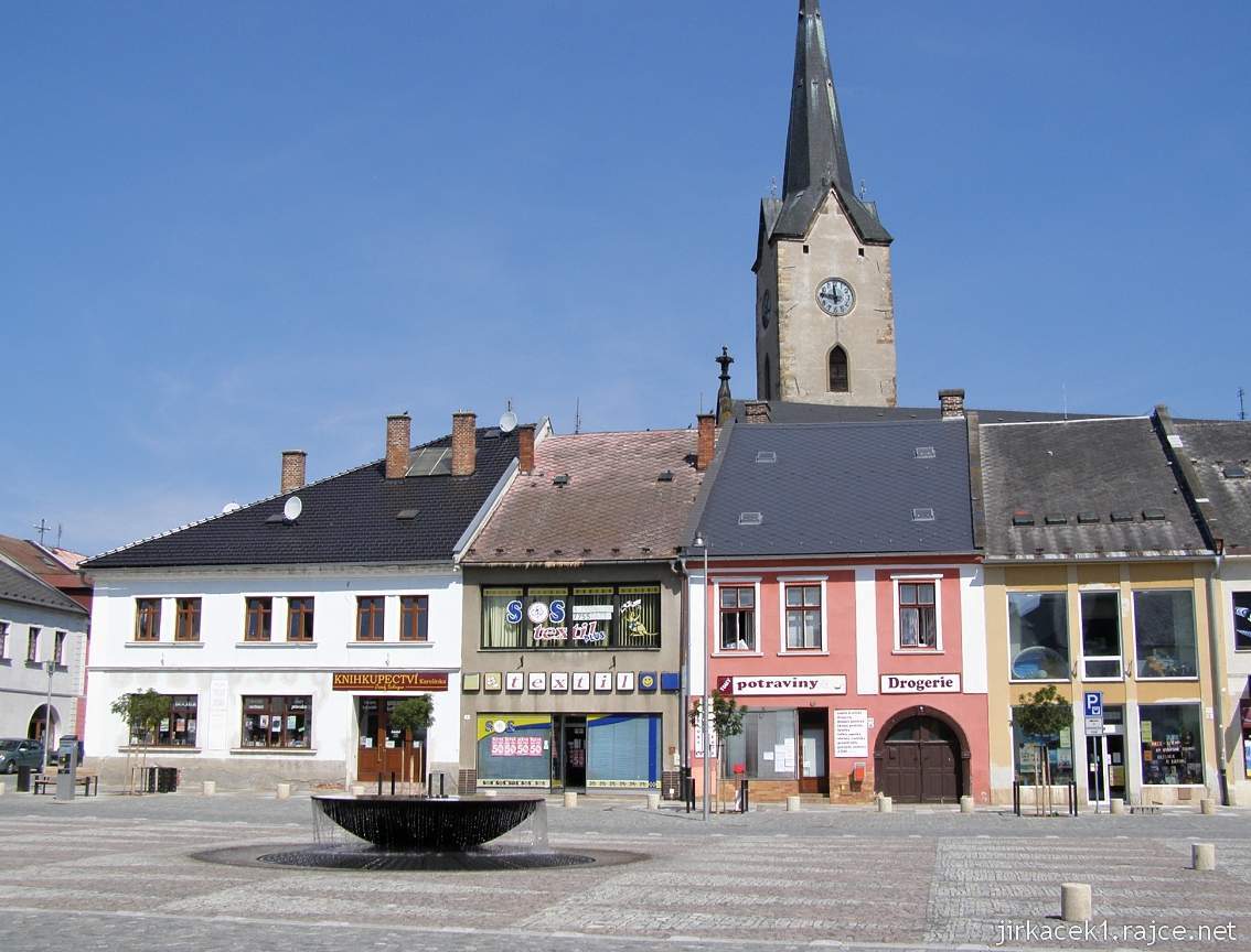 Mohelnice - náměstí Svobody 09 - fontána a věž kostela sv. Tomáše z Canterbury