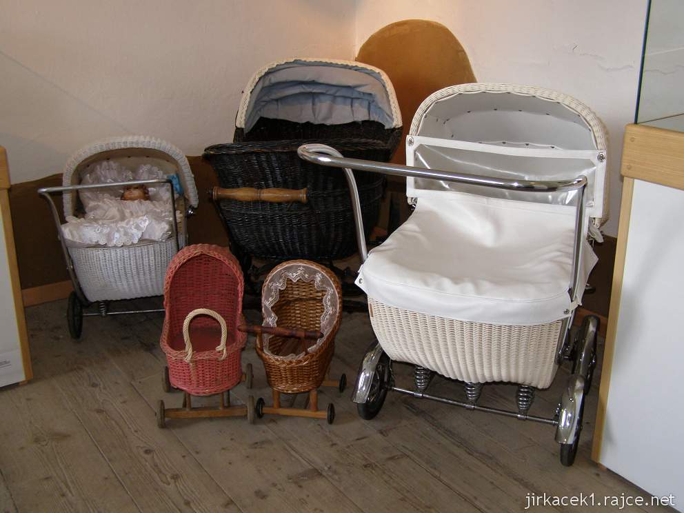 Morkovice - košíkářské muzeum - expozice - proutěné kočárky