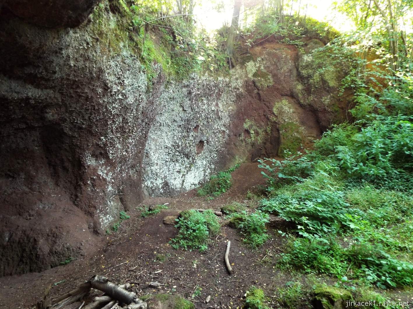 Venušina sopka 09 - boční kráter a stopy po těžbě