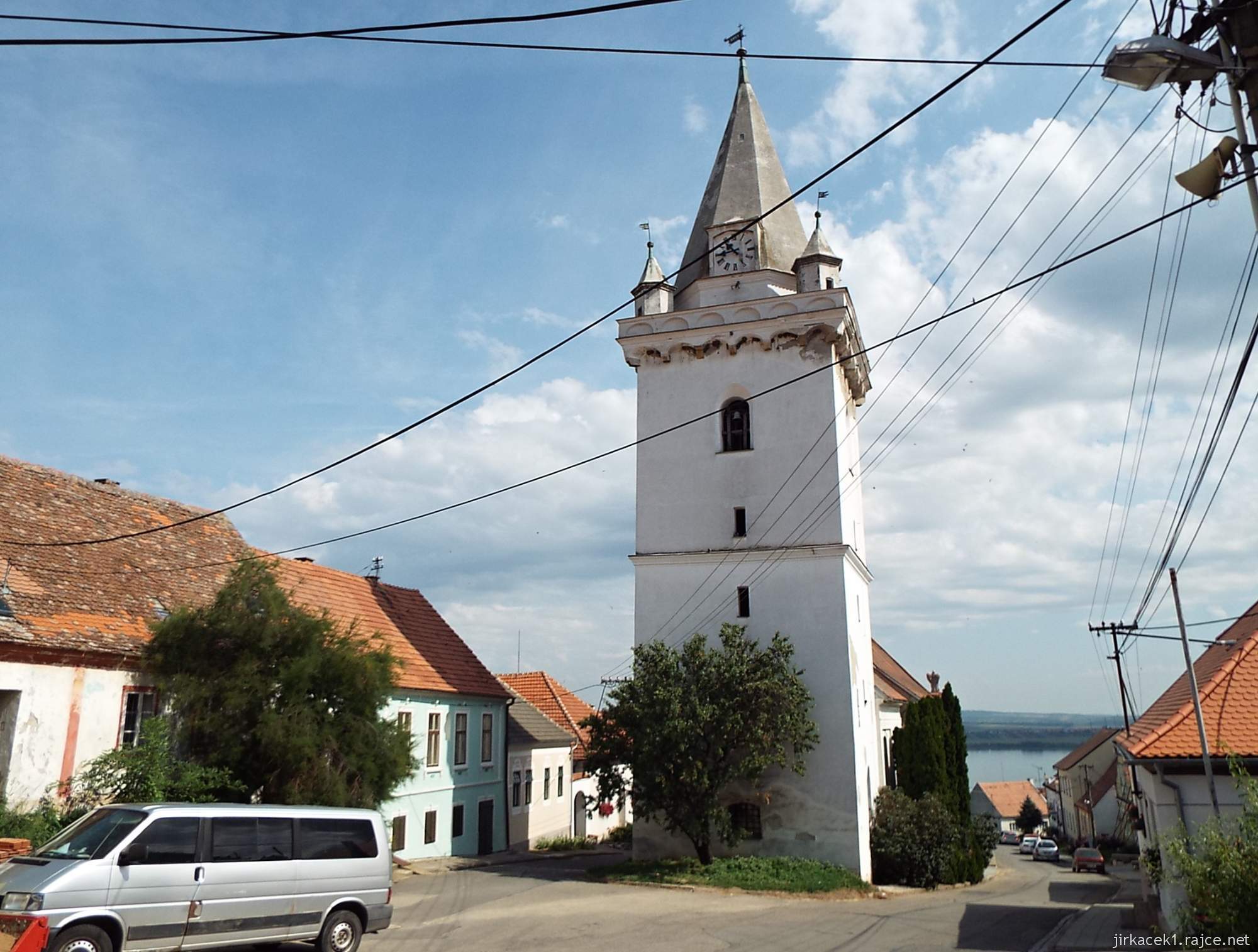 Pavlov - Kostel sv. Barbory 07 - náves s kostelem, dole Novomlýnské nádrže