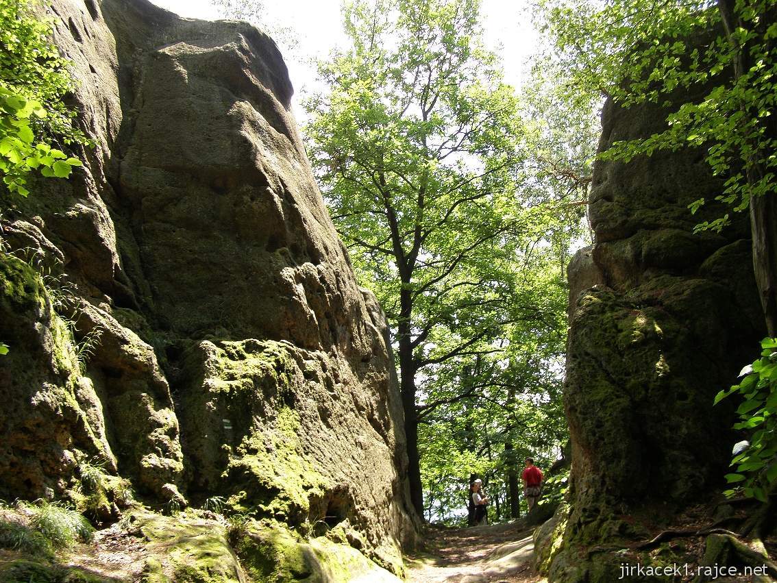 přírodní památka Králky u Lukova - vstup skalní rozsedlinou