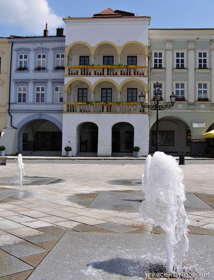 Nový Jičín - Masarykovo náměstí 08 - dům Stará pošta a fontána času