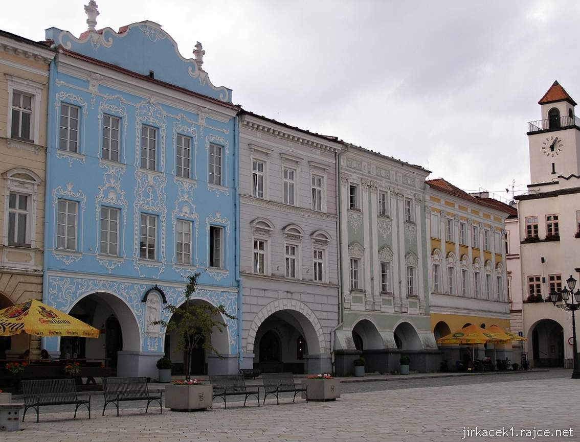 Nový Jičín - Masarykovo náměstí 11 - dům U bílého anděla, Laudonův dům a radnice ( zleva )