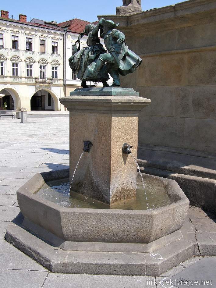 Nový Jičín - Masarykovo náměstí 19 - kašna dvou tančících sedláků