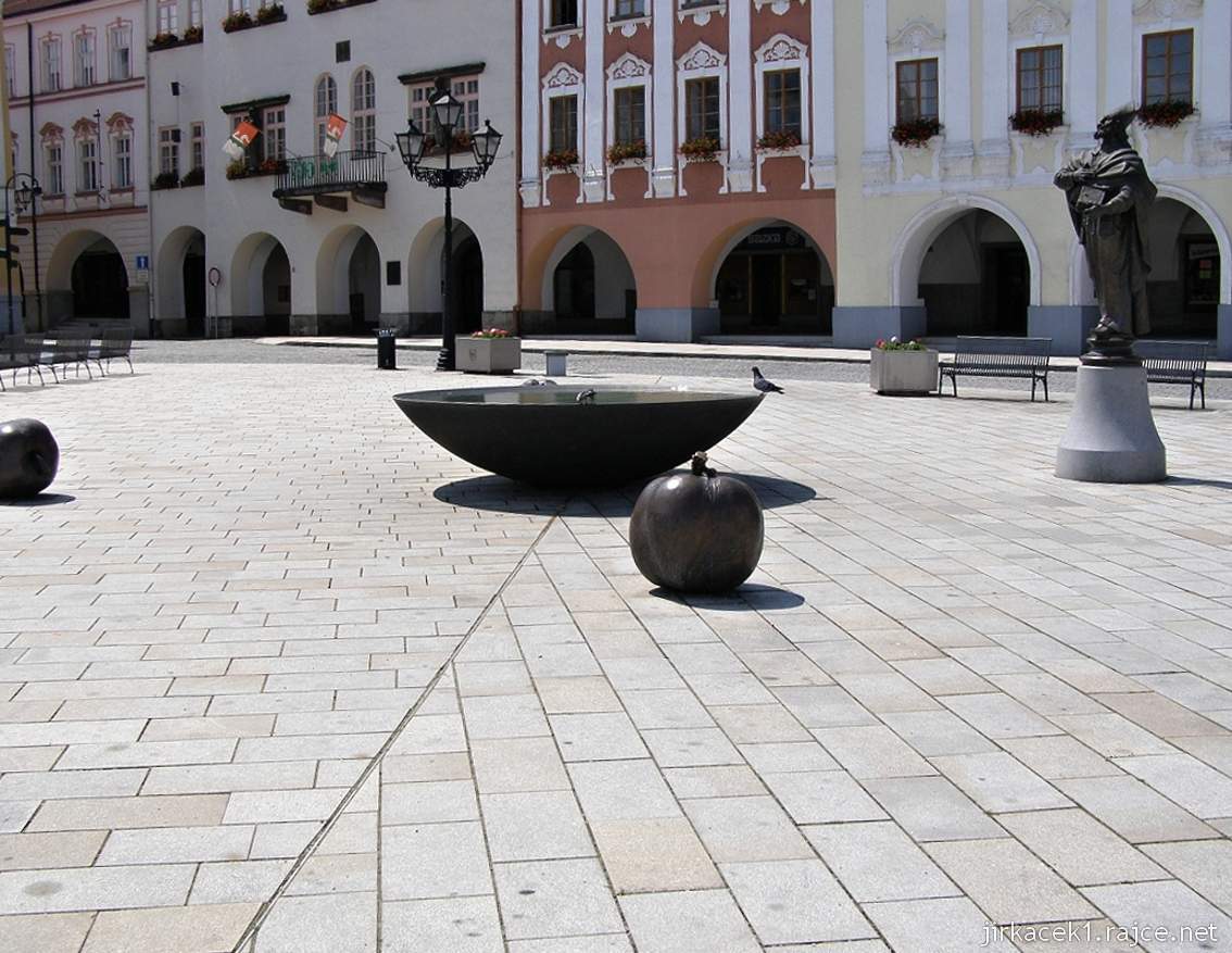 Nový Jičín - Masarykovo náměstí 21 - nová kašna a socha sv. Mikuláše