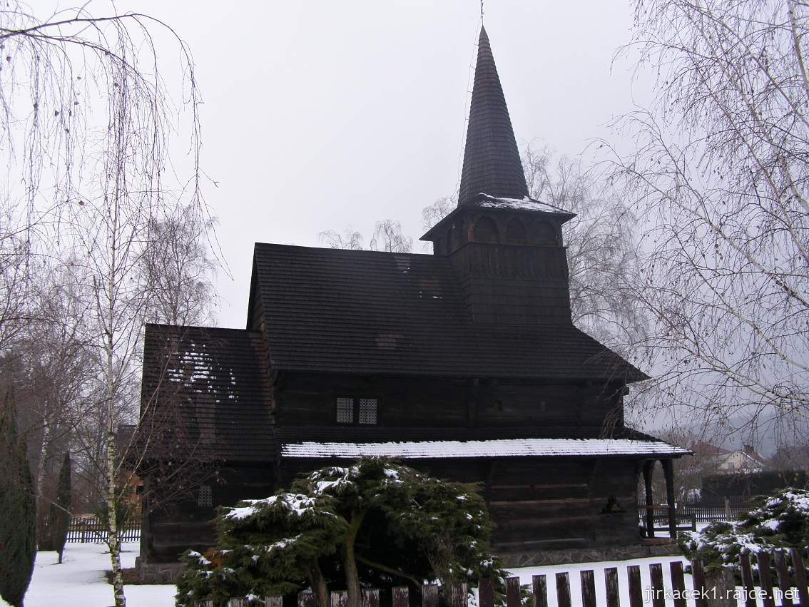Dobříkov - dřevěný kostel Všech svatých - boční pohled