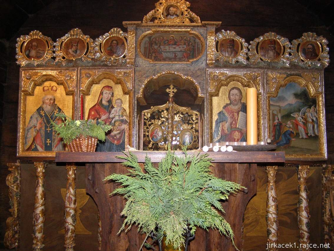 Dobříkov - dřevěný kostel Všech svatých - interiér - oltář