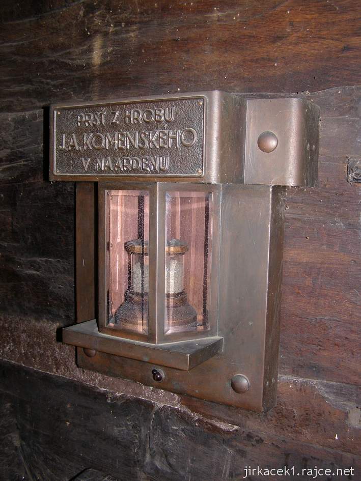 Dobříkov - dřevěný kostel Všech svatých - interiér - prsť z hrobu Jana Amose Komenského