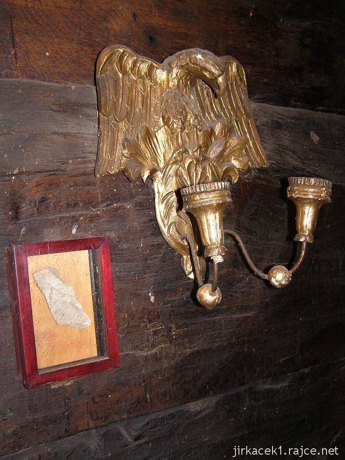 Dobříkov - dřevěný kostel Všech svatých - interiér - kámen z rodiště Jana Žižky