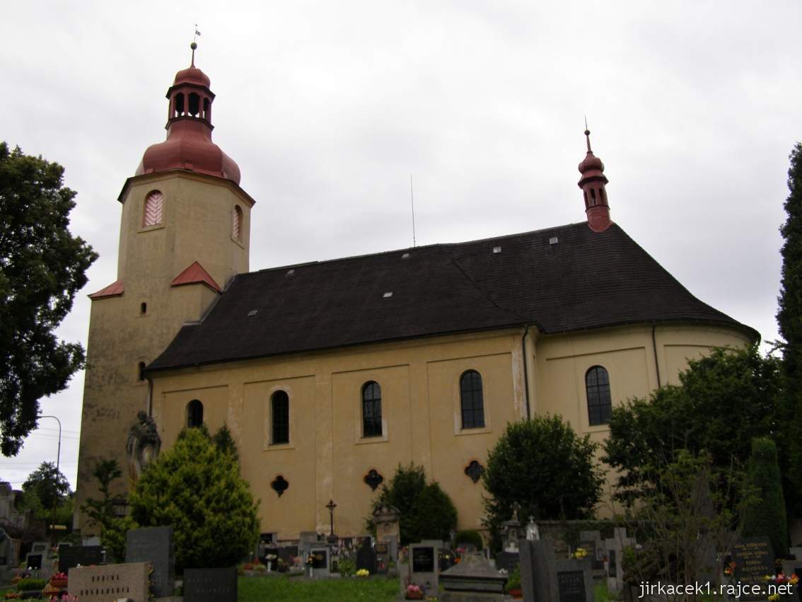Bzí - kostel Nejsvětější Trojice - celkový pohled