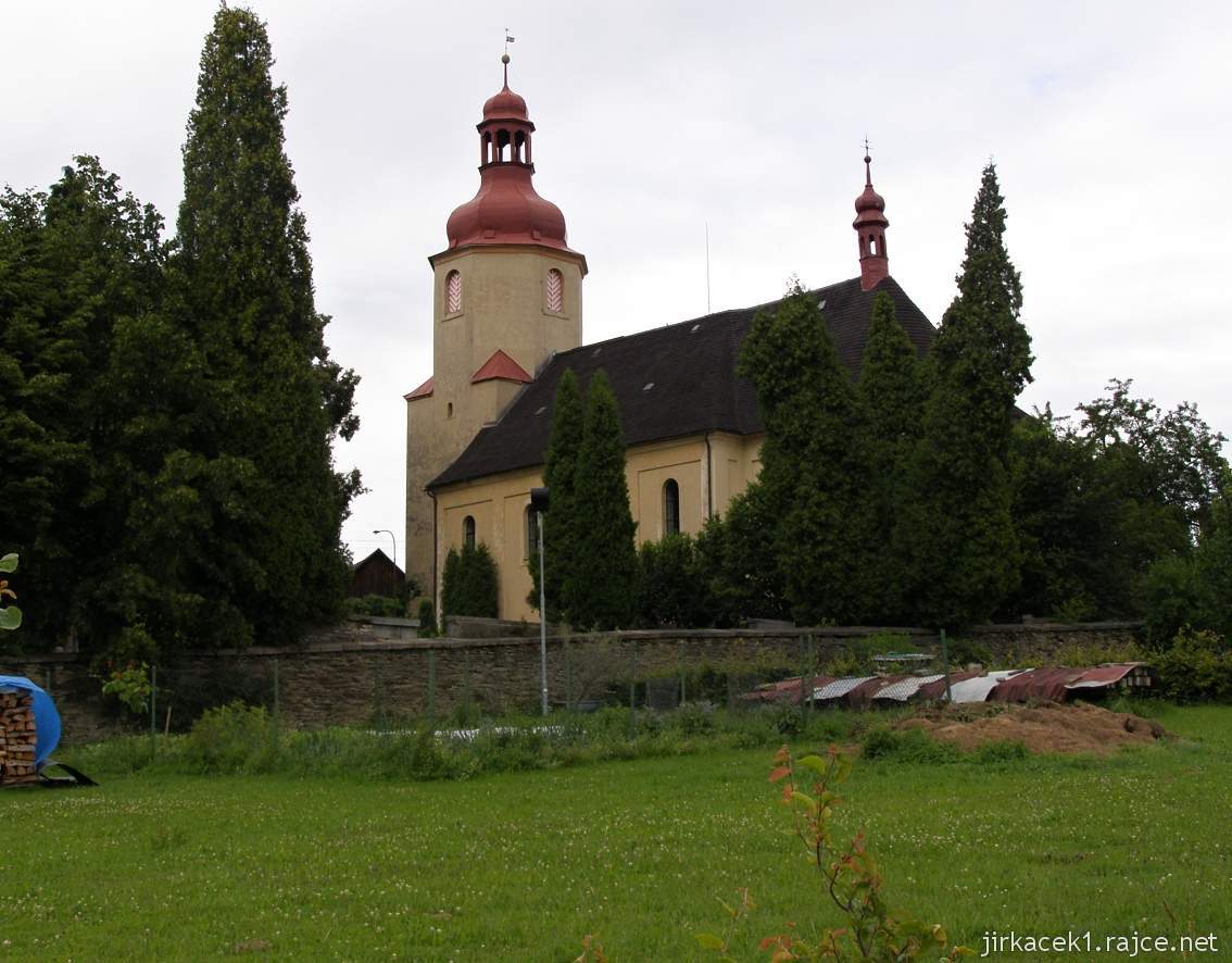 Bzí - kostel Nejsvětější Trojice - celkový pohled