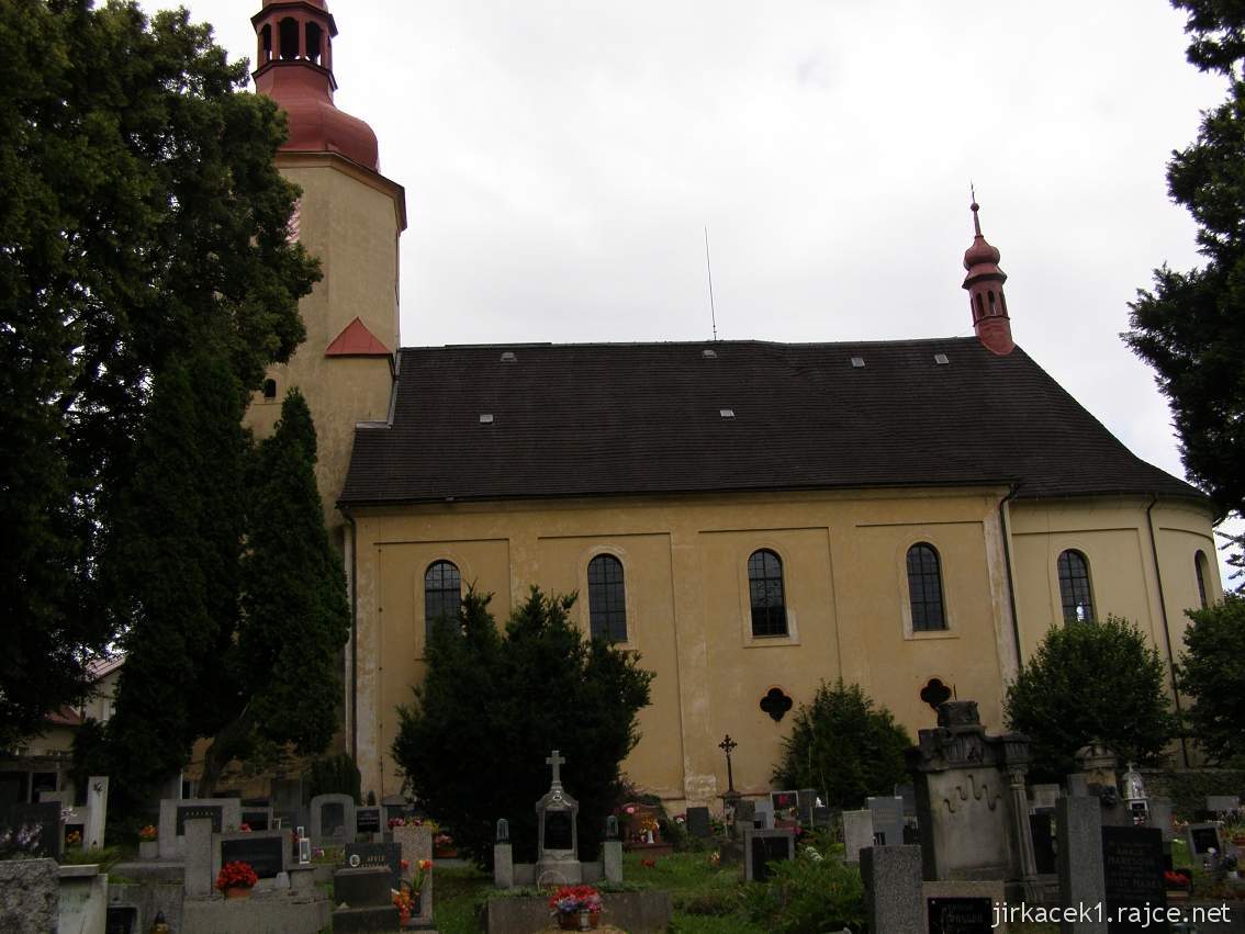 Bzí - kostel Nejsvětější Trojice - hřbitov a boční pohled