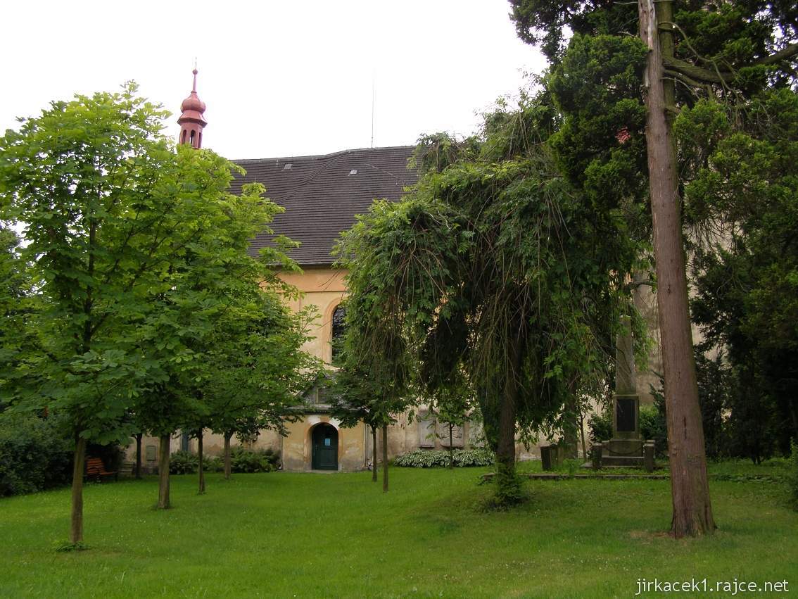 Bzí - kostel Nejsvětější Trojice - boční pohled