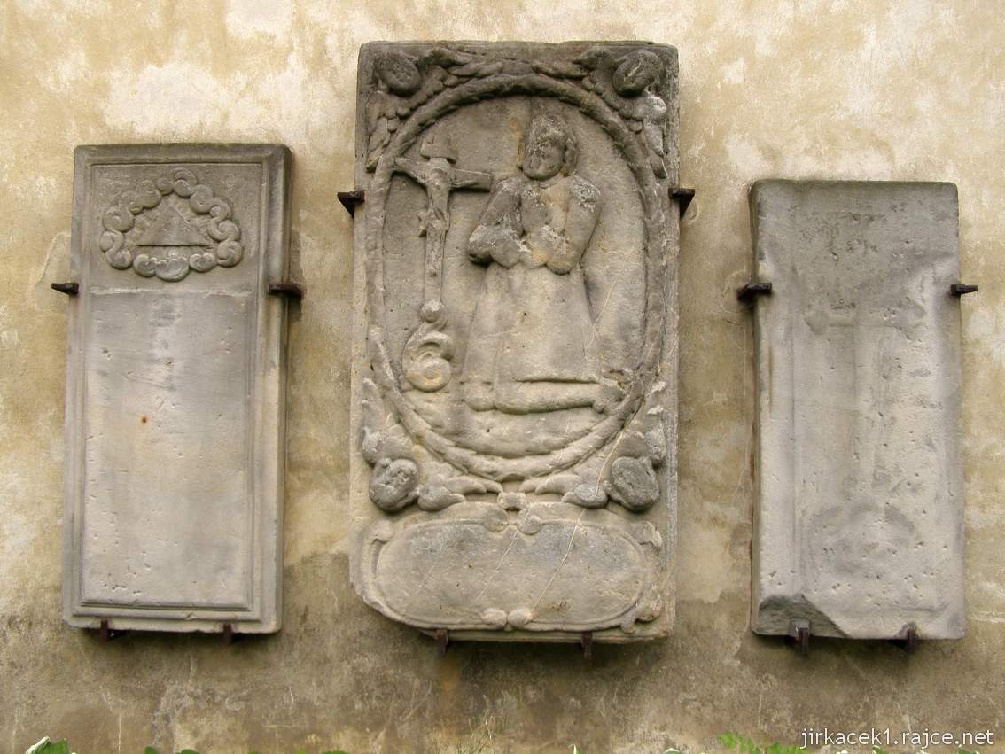 Bzí - kostel Nejsvětější Trojice - náhrobní desky