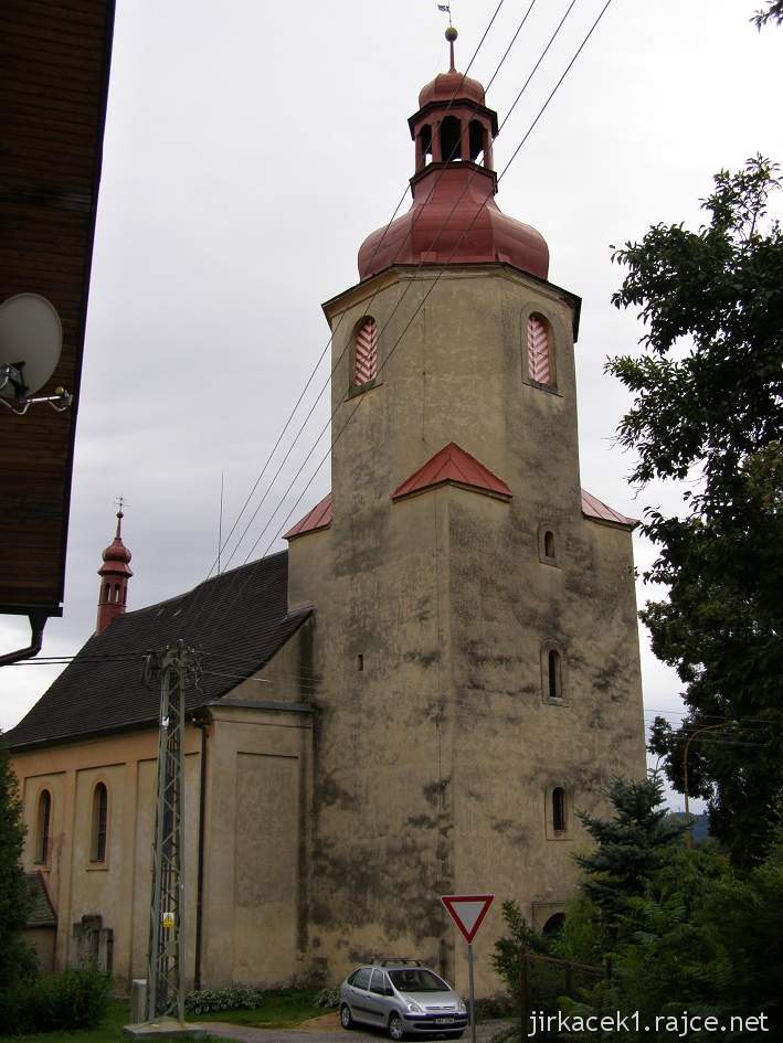 Bzí - kostel Nejsvětější Trojice - čelní pohled a náš vůz