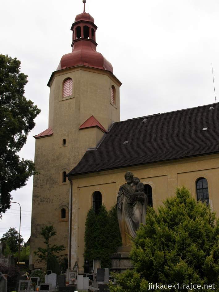 Bzí - kostel Nejsvětější Trojice - netypická věž