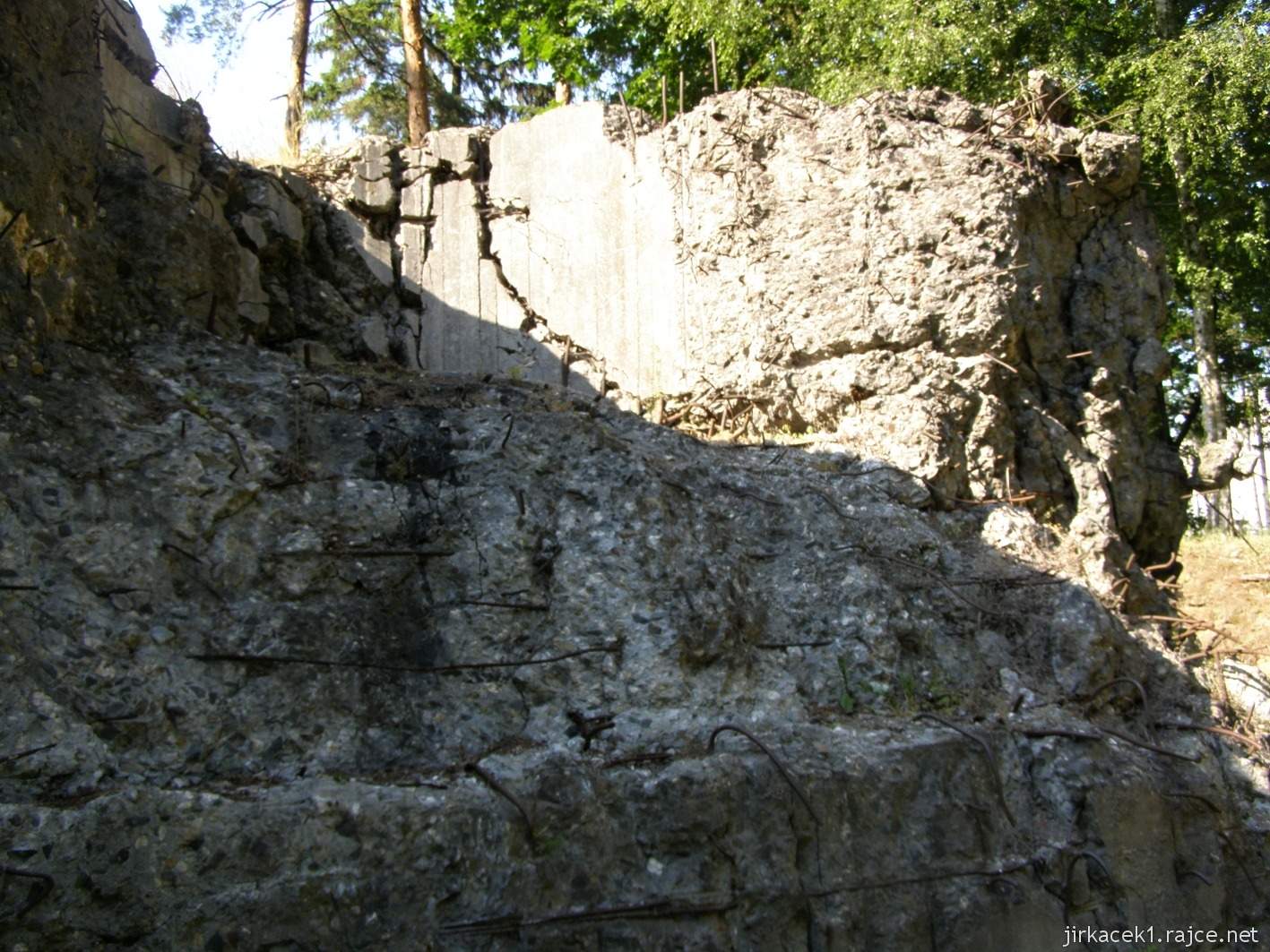 Darkovice - pěchotní srub MO-S 24 Signál - poškozená zvonová střílna