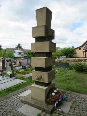 Evangelicky hrbitov ve Zdirci, pomnik obetem ruskeho naletu 9.5.1945