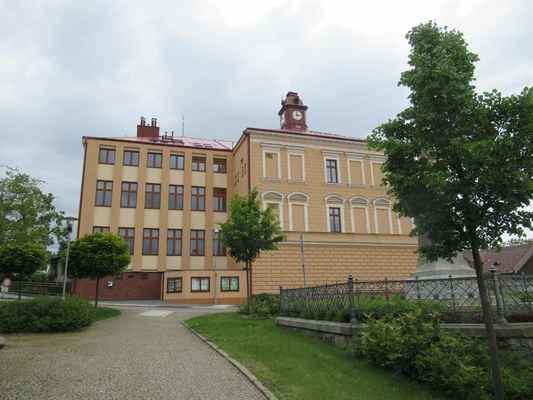 Havlickova Borova - nova skola, napravo se schovava socha Karla Havlicka