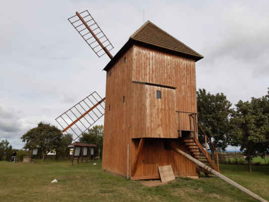 Celodřevěný větrný mlýn beraního typu pochází z roku 1870.