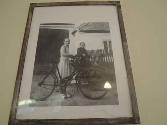 Zarámovaná fotografie mladých cyklistek z první republiky zdobí interiér Mutěnky.