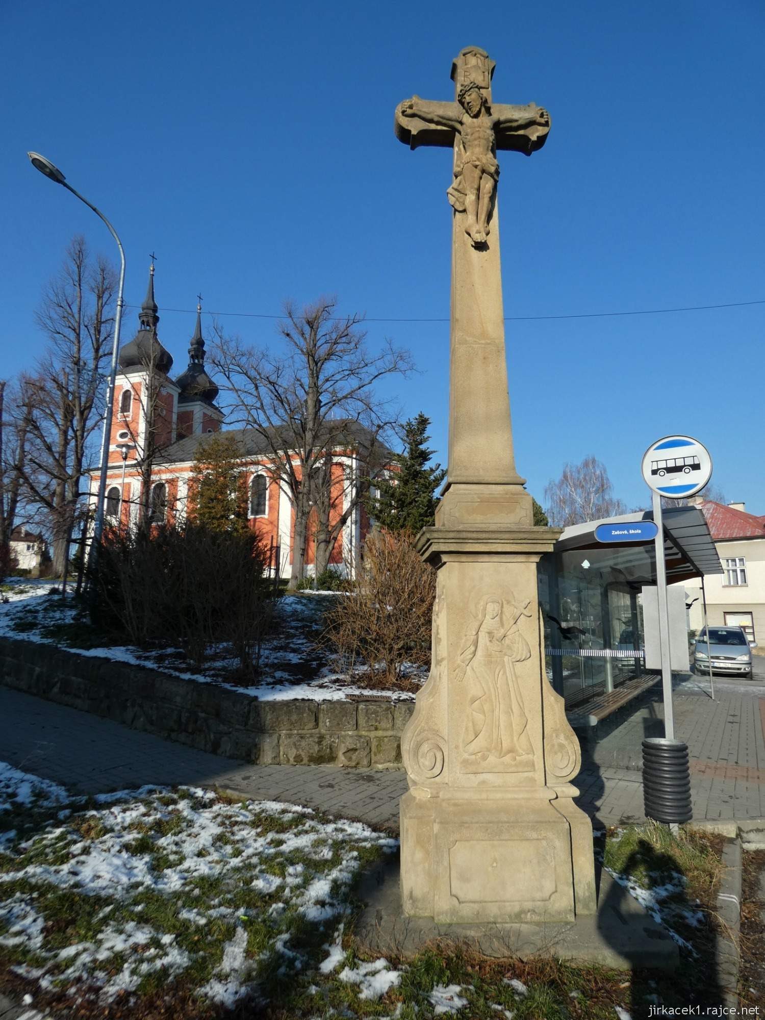 Zašová - kostel Navštívení Panny Marie 03 - kříž s Kristem pod kostelem