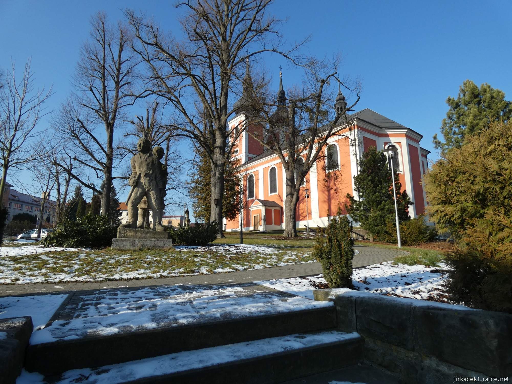 Zašová - kostel Navštívení Panny Marie 05 - sousoší Valašský pár od Františka Pavlici