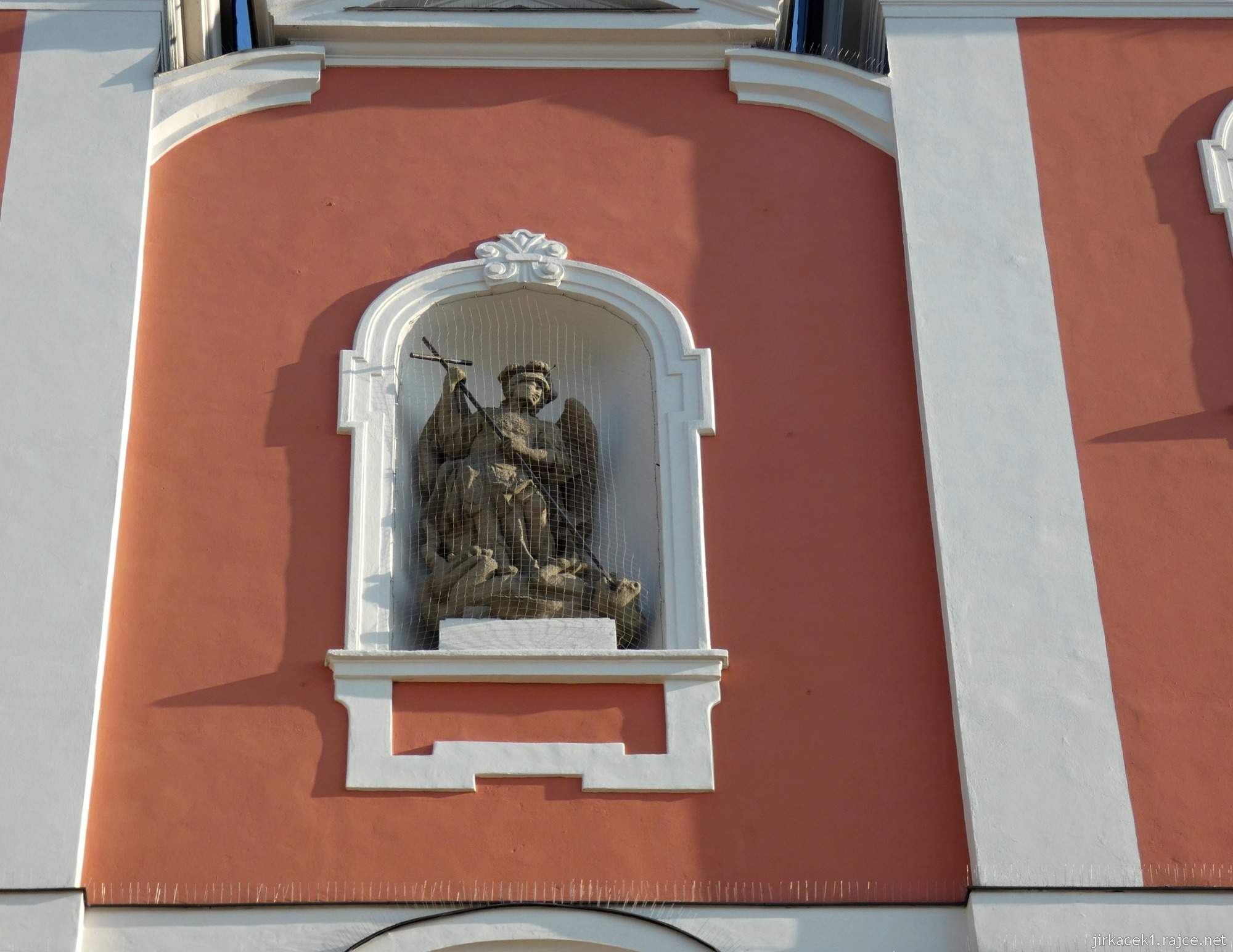 Zašová - kostel Navštívení Panny Marie 18 - průčelí - pískovcová socha svatého Michala