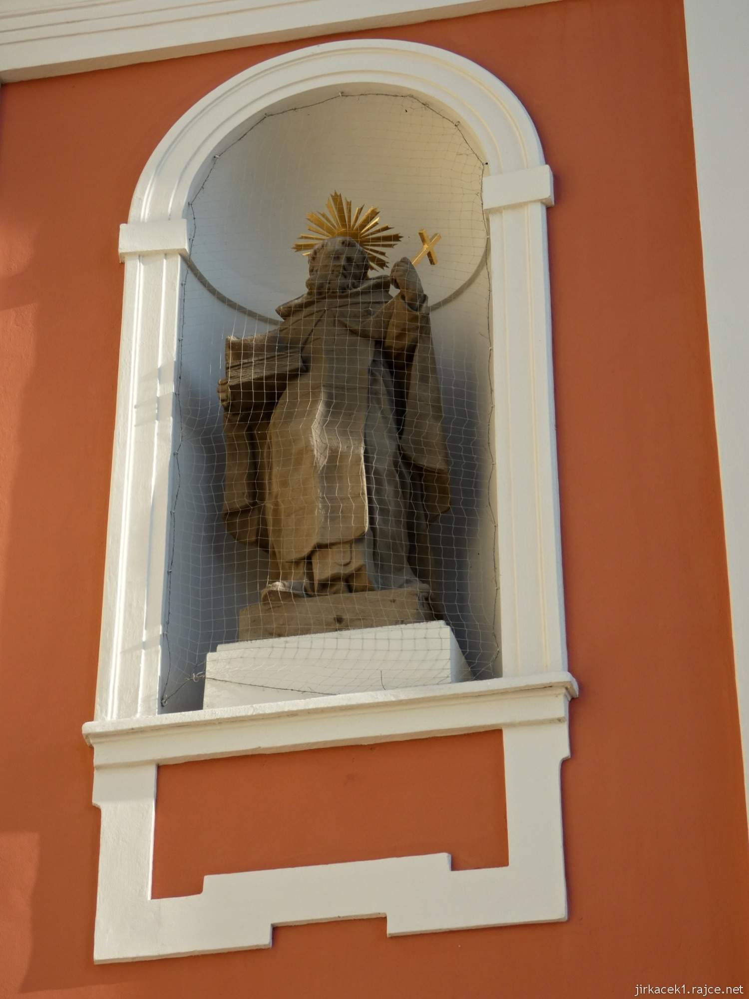 Zašová - kostel Navštívení Panny Marie 19 - průčelí - socha svatého Jana z Mathy